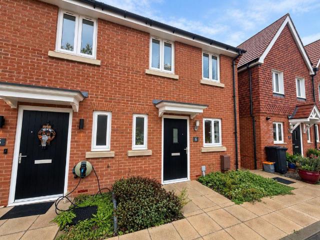 Baker Close, Chichester 2 bed semi detached house to rent £1,450 pcm £335 pw