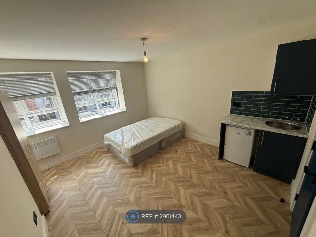 Baker St, Weybridge KT13, Studio to rent, £900 pcm | PrimeLocation