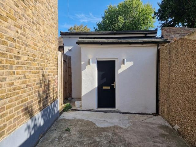 Baker Street, Enfield EN1, 1 bed flat to rent, £1,695 pcm | PrimeLocation