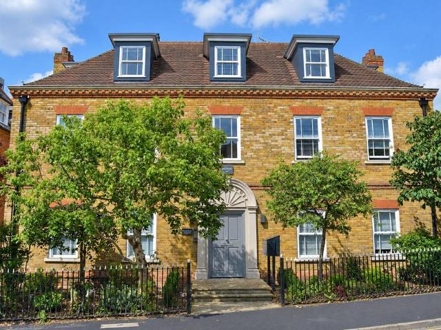 Baker Street, Weybridge, KT13 1 bed apartment to rent £1,295 pcm £299 pw