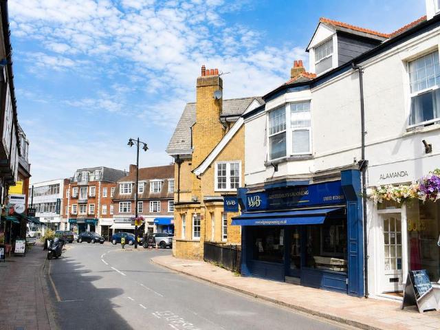 Baker Street, WEYBRIDGE, KT13 2 bed flat to rent £1,650 pcm £381 pw