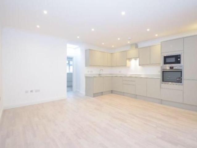 Baker Street, Weybridge KT13, 2 bed flat to rent, £1,650 pcm | PrimeLocation