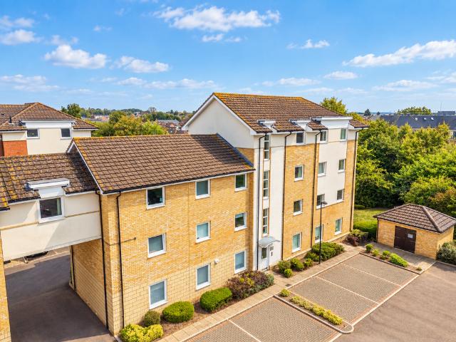 Bakers Close, Hertfordshire AL1 2 bed penthouse to rent £2,250 pcm £519 pw