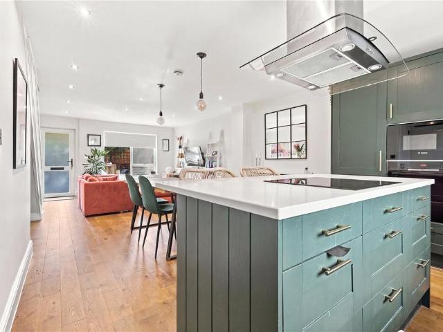 Bakers Hill, London, E5 3 bed apartment to rent £3,200 pcm £738 pw
