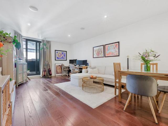 Baltimore Wharf, London, E14 1 bed flat to rent £2,535 pcm £585 pw