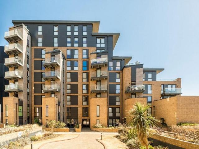 Baltic Avenue, Brentford TW8 3 bed flat to rent £3,000 pcm £692 pw