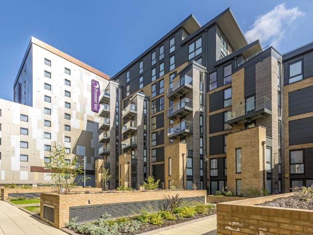Baltic Avenue, Brentford TW8, 3 bed flat to rent, £3,200 pcm | PrimeLocation
