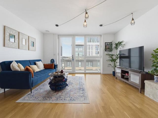 Baltic Avenue, Brentford TW8 2 bed apartment to rent £2,250 pcm £519 pw