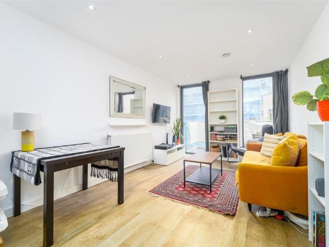 Baltic Avenue, Brentford, TW8 2 bed flat to rent £2,000 pcm £462 pw