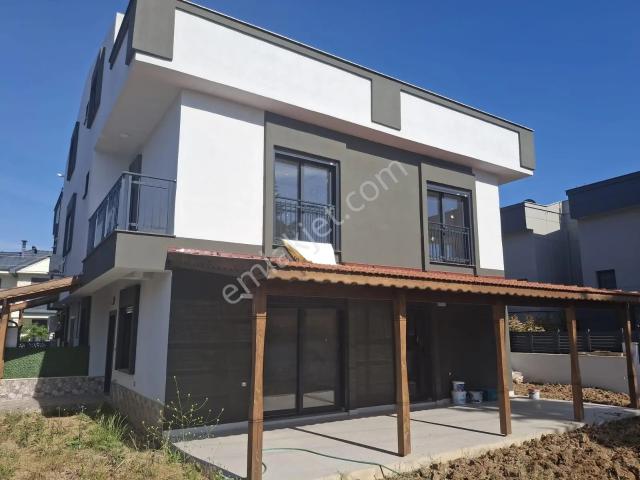 Bal Gayrimenkul gölcüklerde Kapalı Mutfak Geniş Bahçe 3+1 Villa