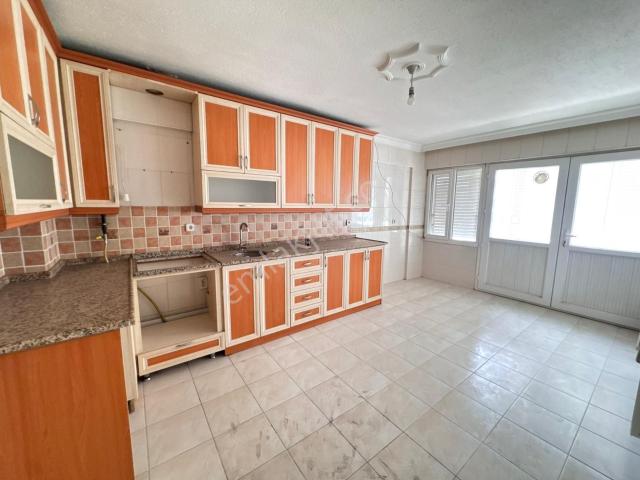 Bal Gayrimenkul'den Kasımpaşa'da Cadde Üzeri 3+1 Kiralık Daire