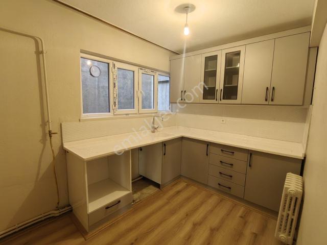 Balıkesir Çavuş Sokak'ta İçi Full Tadilatlı Kiralık Daire / Ofis