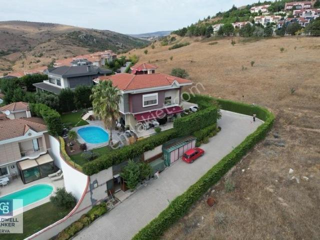 Balıkesir Değirmen Boğazı Sitesinde Satılık Havuzlu Lüks Villa
