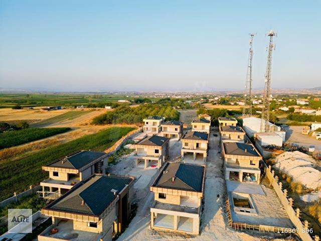 Balıkesir'in En Gözde Sitesinde Üniversite Yolunda SATILIK VİLLA
