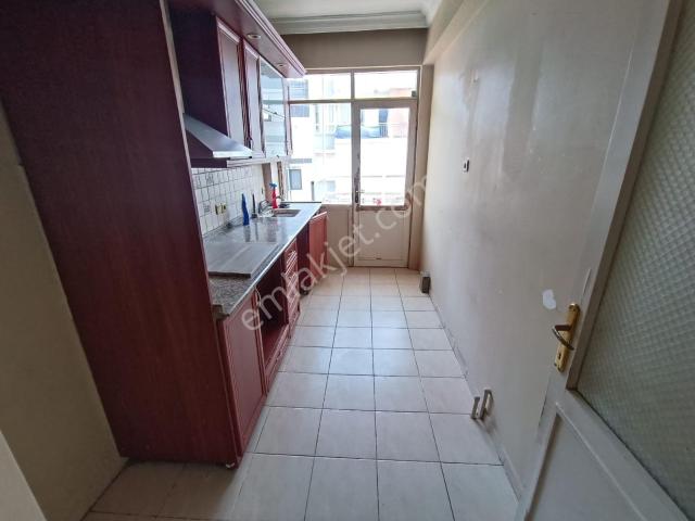 Balçova Ata Caddesi Üzeri Köşe Konumlu 2+1 Satılık Daire