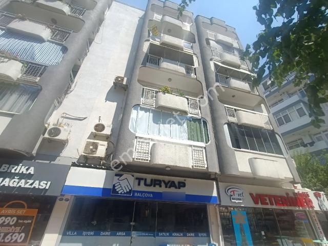 Balçova Ata Caddesinde Özel Tasarım Çift Cepheli 3+1 Modern Eşyalı Asansörlü Satılık Daire