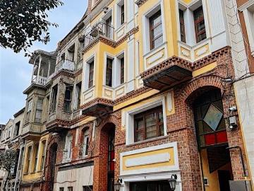 BALAT'TA SATILIK FIRSAT APART OTEL VE DÜKKAN