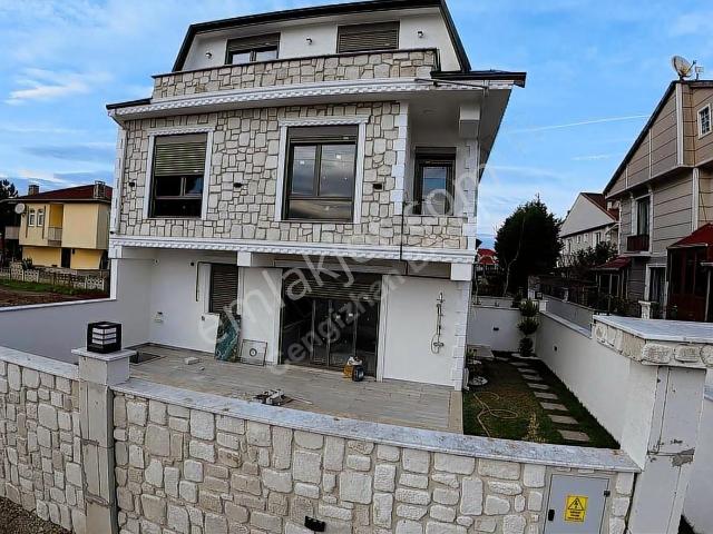 Balcıoğlundan Muhtsem Konumda Havuzlu havuzsz Genş Bahçeli Villa
