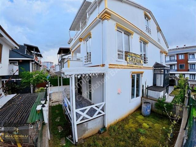 Balcıoğlundan Yalı Merkezde Denize Yakın Geniş Bahçe 4+1 Triblex