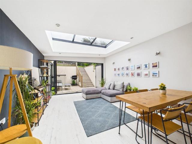 Balcarres Street, Edinburgh. 3 bed house to rent £2,550 pcm £588 pw