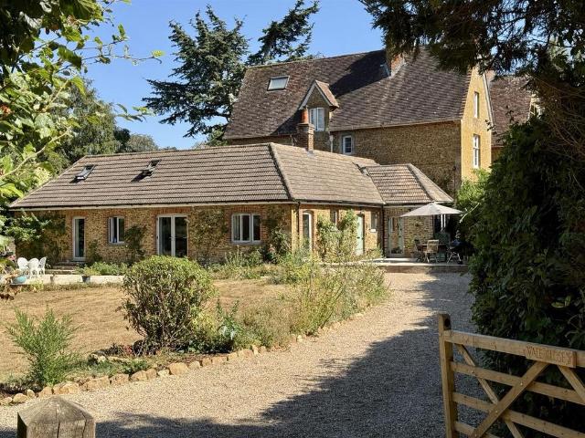 BALCHINS LANE, WESTCOTT, RH4 6 bed semi detached bungalow to rent £4,500 pcm £1,038 pw