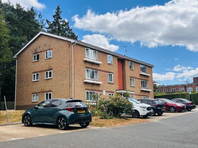Balcombe Court, Crawley, RH10 1 bed apartment to rent £1,180 pcm £272 pw