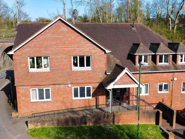 Balcombe Road, Bridgers House Balcombe Road RH16, 2 bed flat to rent, £1,300 pcm | PrimeLocation