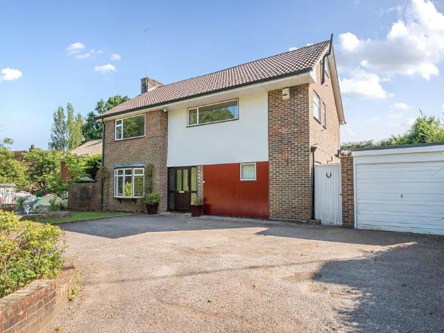 Balcombe Road Haywards Heath RH16 4 bed detached house to rent £3,100 pcm £715 pw
