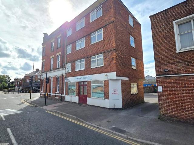 Balcombe Road, Horley, Surrey RH6, 2 bed flat to rent, £1,250 pcm | PrimeLocation