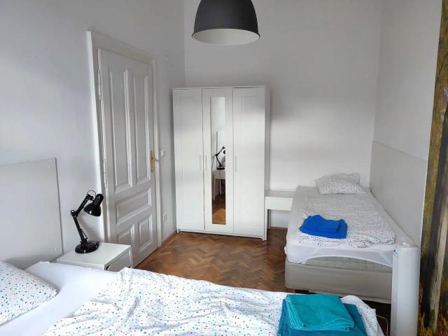 Balcony Apartment near Westbahnhof, Vienna Amsterdam Apartments for Rent