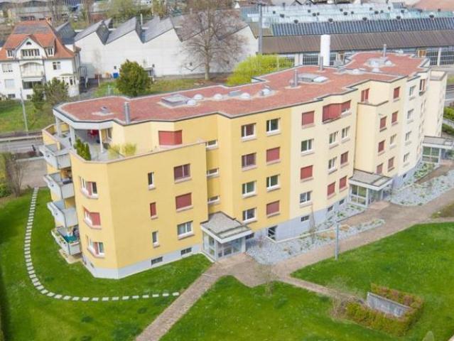 Balcon avec soleil du soir, cuisine moderne ouverte sur séjour