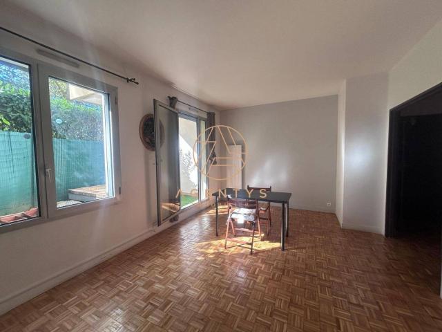 Balcon / parking / Rez de chaussée