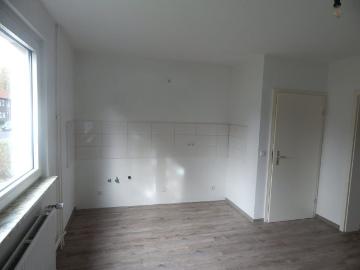 Bald verfügbar! Renovierte 2 Raum Wohnung im 1. OG