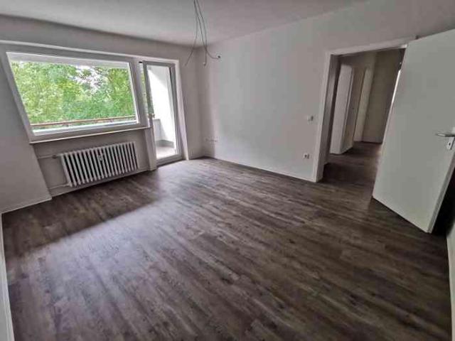 Bald verfügbar! renovierte 3 Zimmer Wohnung mit Balkon