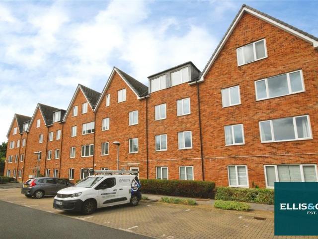 Baldwin Court, Highfield Avenue. 2 bed apartment to rent £2,200 pcm £508 pw
