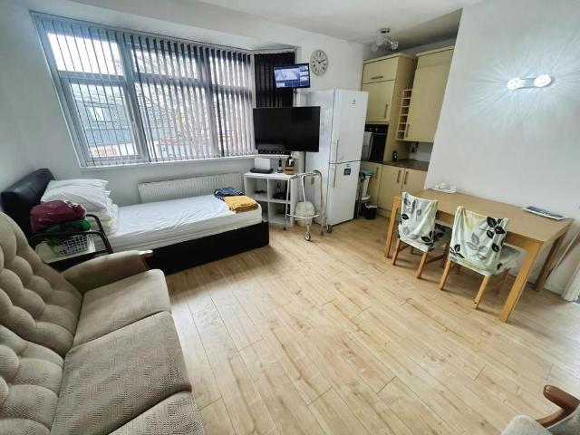 Balfour Road, Southall 2 bed flat to rent £1,650 pcm £381 pw