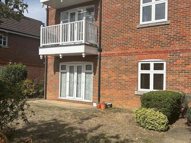Balfour Road, Weybridge 3 bed ground floor flat to rent £2,500 pcm £577 pw