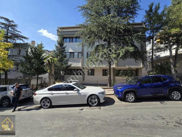 Balgat Türkocağı Caddesine Yakın Bahçe Çıkışlı Satılık 2+1
