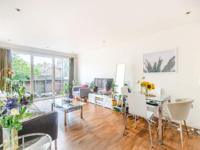 Balham Grove, Balham, London, SW12 2 bed flat to rent £2,900 pcm £669 pw