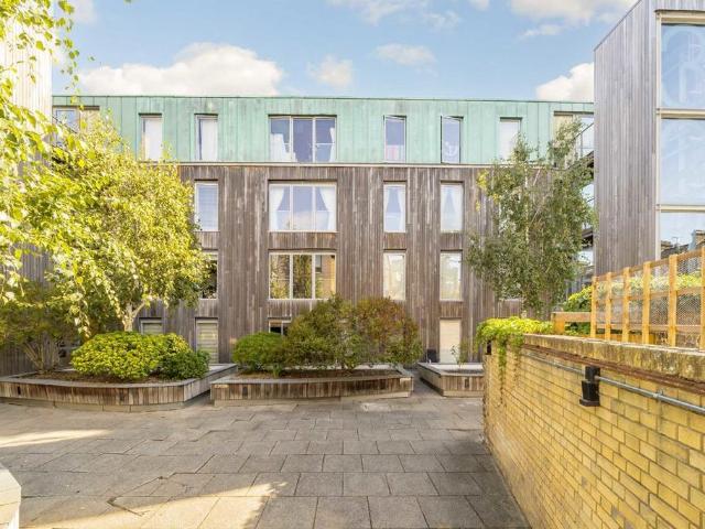 Balham Grove, London SW12 2 bed flat to rent £2,850 pcm £658 pw