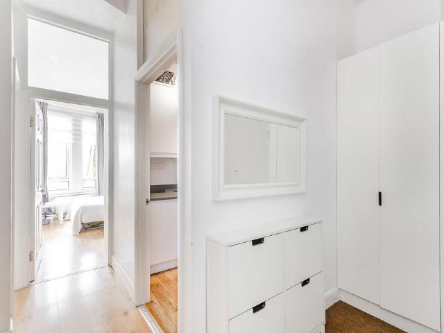 Balham High Road, Balham, London, SW12 2 bed flat to rent £2,400 pcm £554 pw