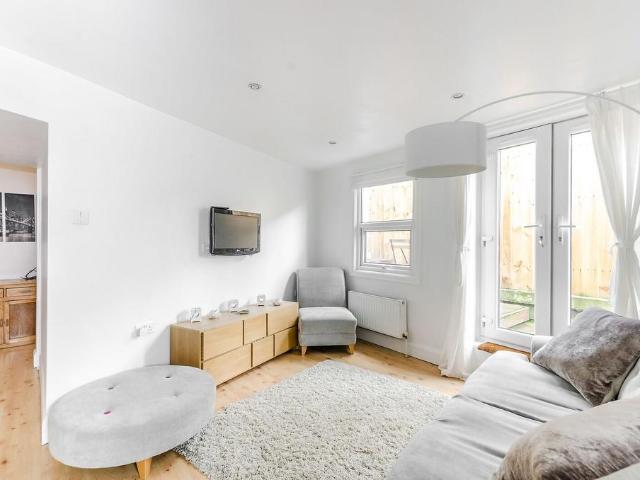 Balham High Road, Balham, London, SW12 2 bed flat to rent £2,400 pcm £554 pw