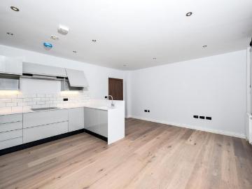 Balham High Road, Balham, London, SW12 2 bed flat to rent £2,750 pcm £635 pw