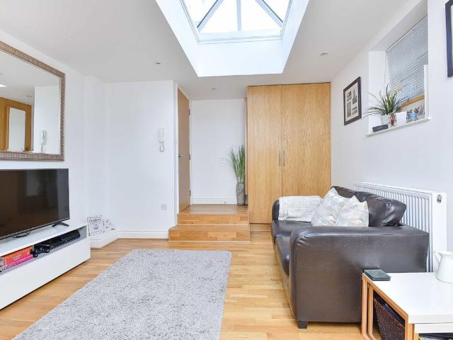 Balham High Road, Balham SW12, 1 bed flat to rent, £2,400 pcm | PrimeLocation
