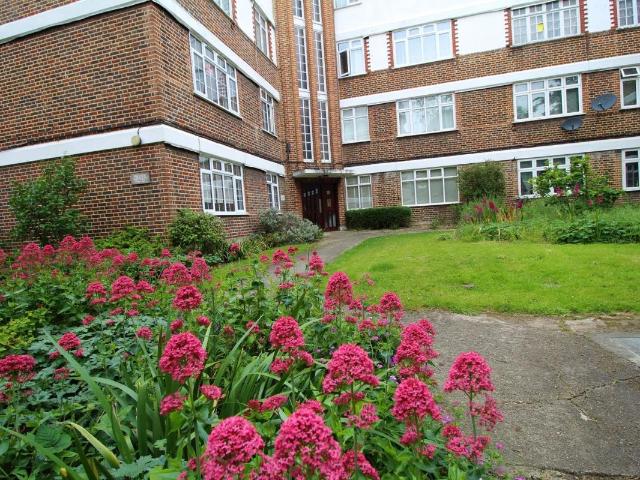 Balham High Road, London SW17, 1 bed flat to rent, £1,800 pcm | PrimeLocation