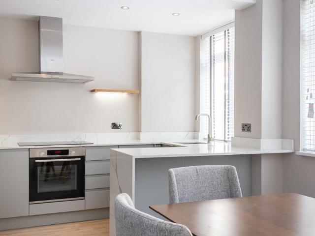 Balham High Road, London, SW17 1 bed flat to rent £2,250 pcm £519 pw