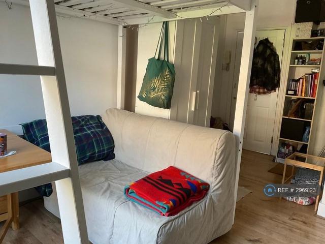 Balham High Road, London, SW12 Studio to rent £1,260 pcm £291 pw