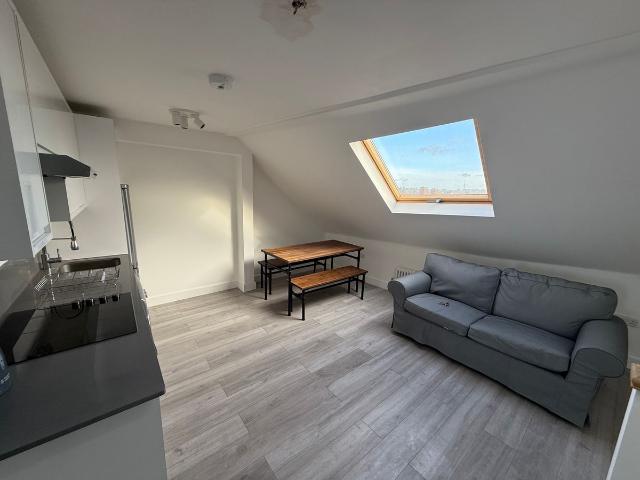 Balham High Road, London SW12, 1 bed flat to rent, £1,750 pcm | PrimeLocation