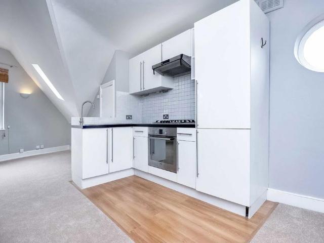 Balham High Road, London SW12 1 bed flat to rent £2,000 pcm £462 pw