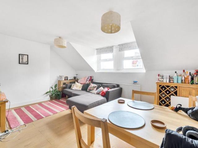 Balham High Road, London, SW12 2 bed flat to rent £2,200 pcm £508 pw